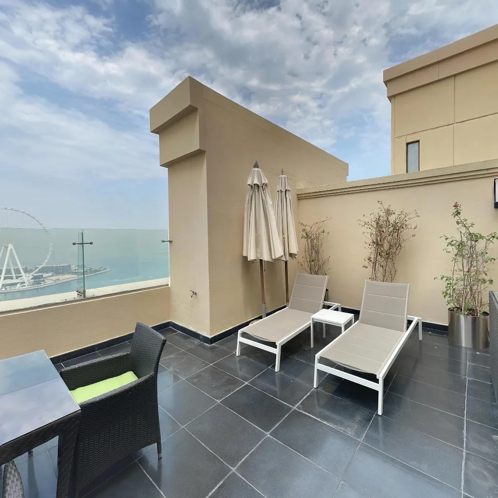 Immersive virtual tours of popular locations