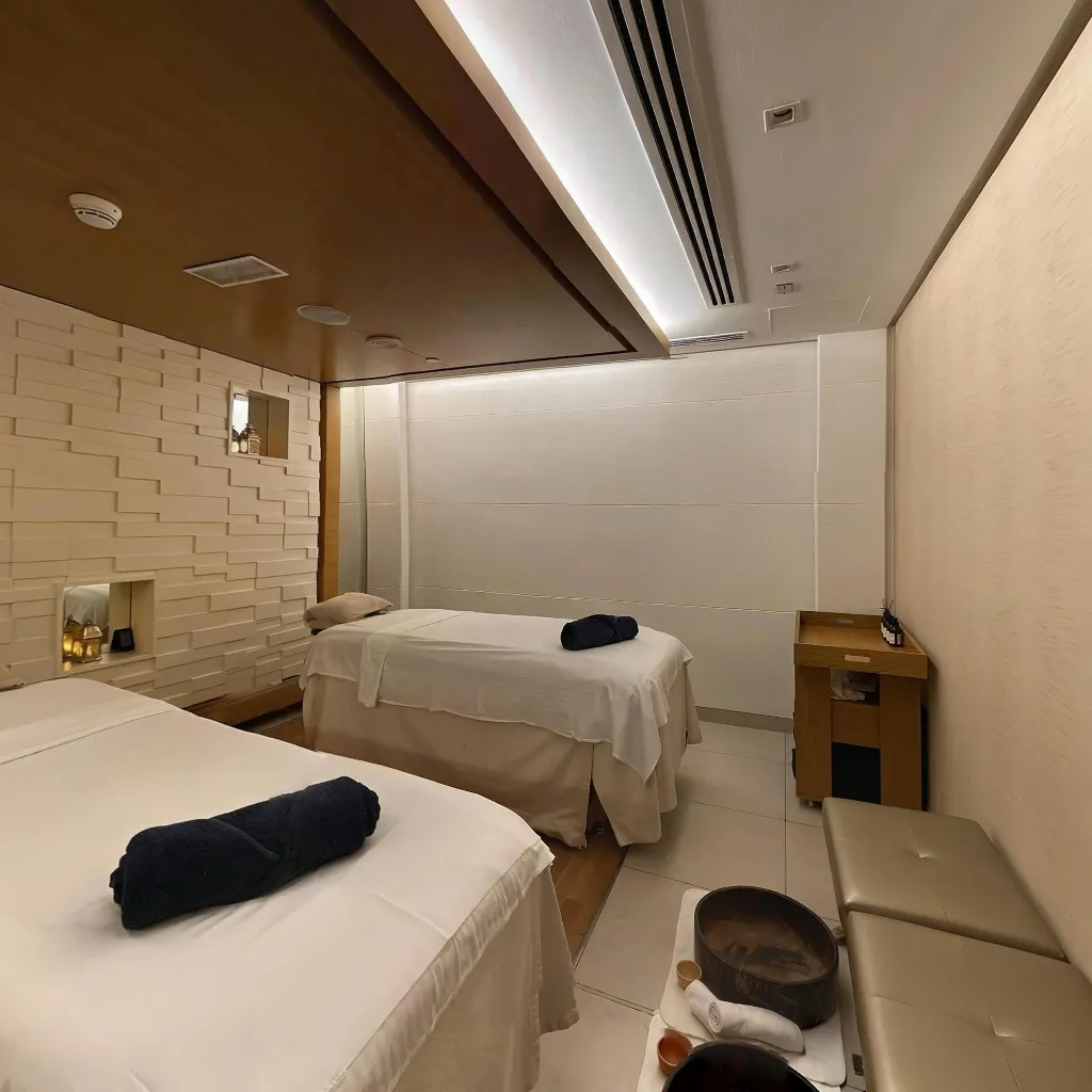 Immersive virtual tours of popular locations