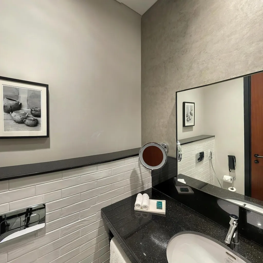 Immersive virtual tours of popular locations
