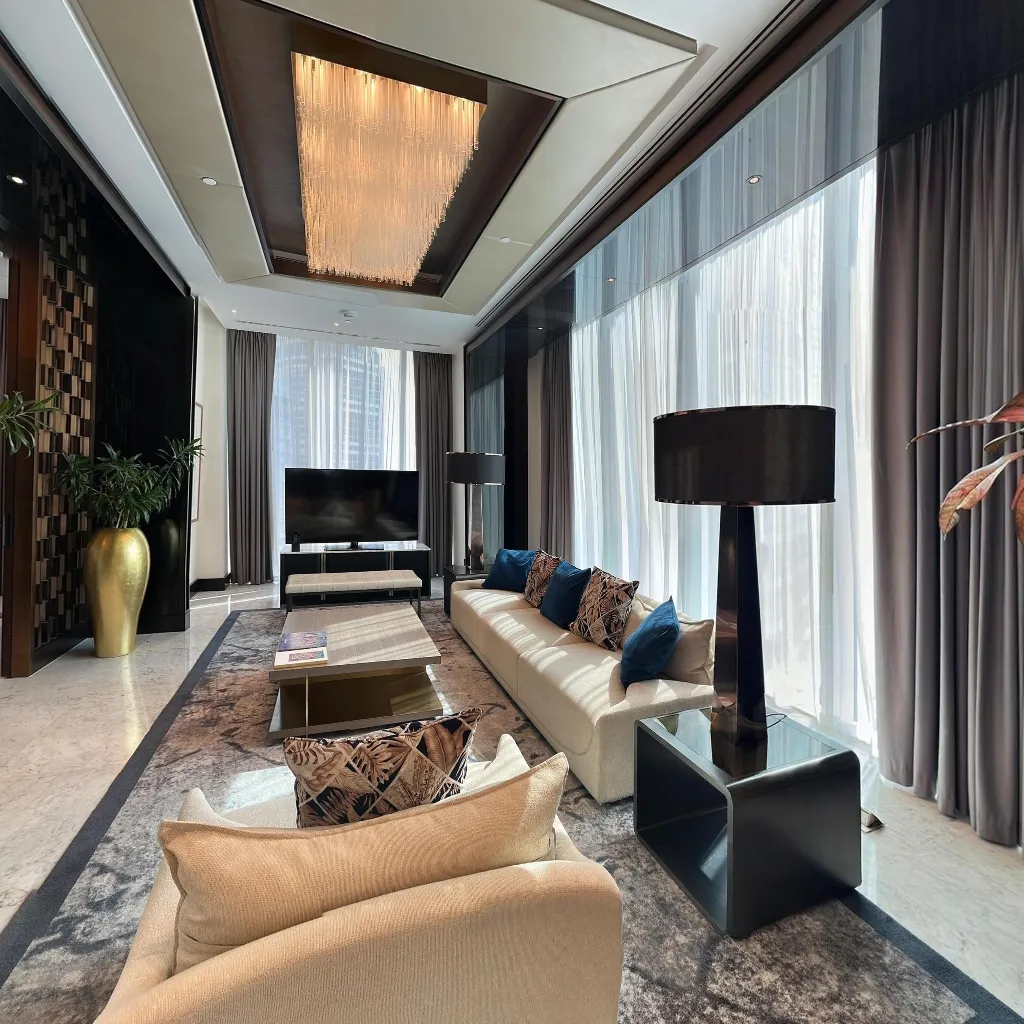 Immersive virtual tours of popular locations