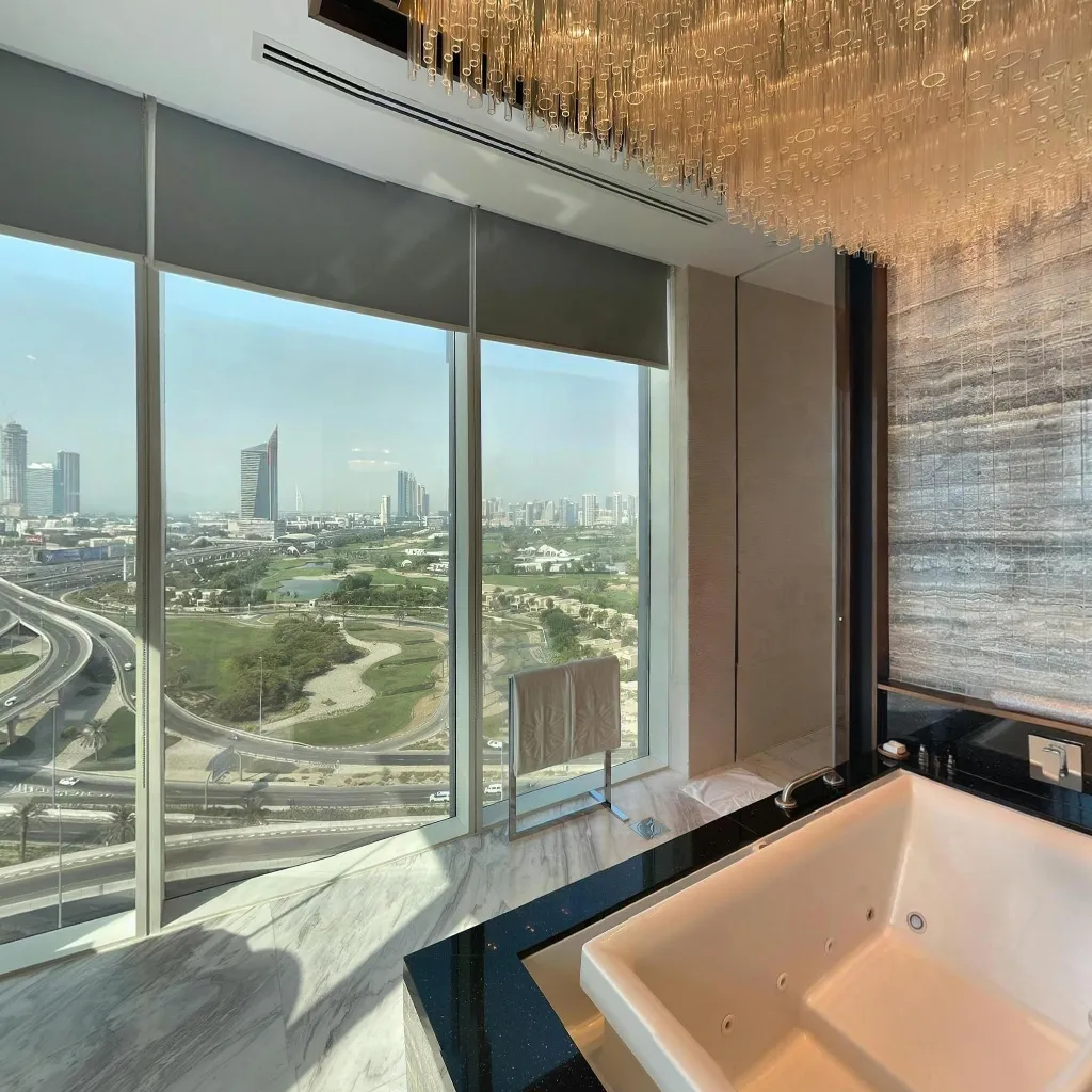 Immersive virtual tours of popular locations