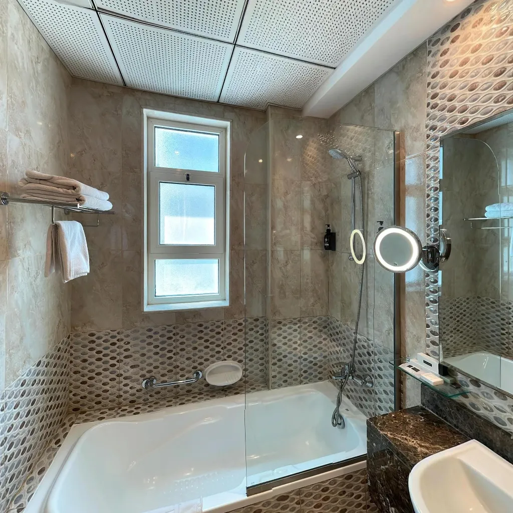 Immersive virtual tours of popular locations