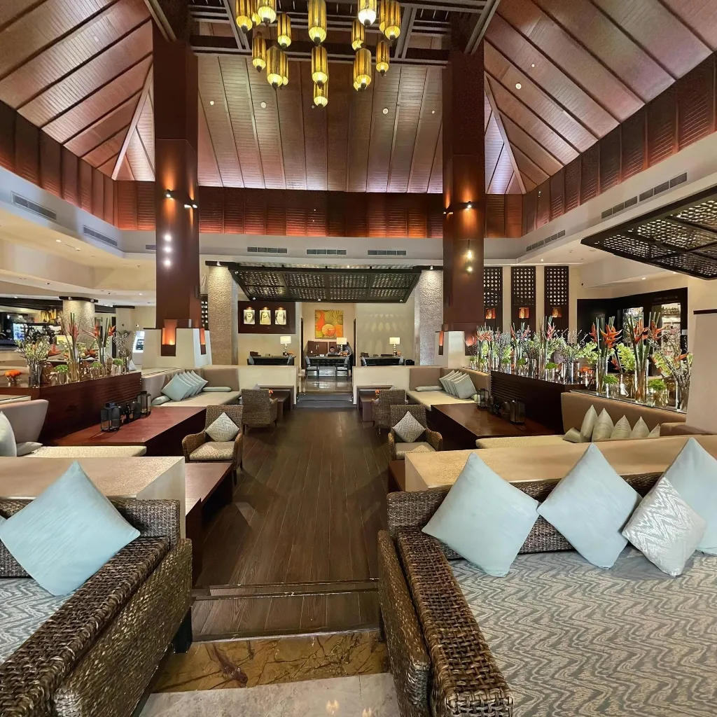 Immersive virtual tours of popular locations