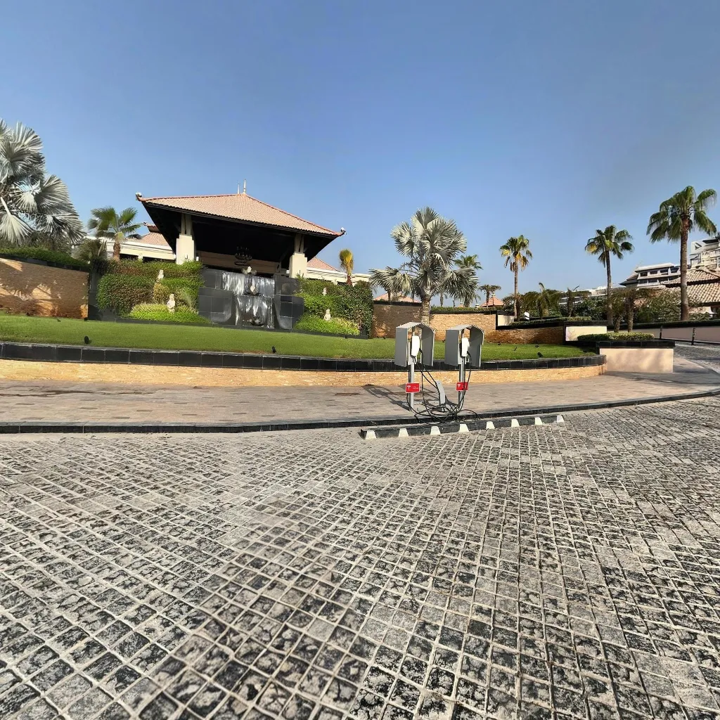 Immersive virtual tours of popular locations