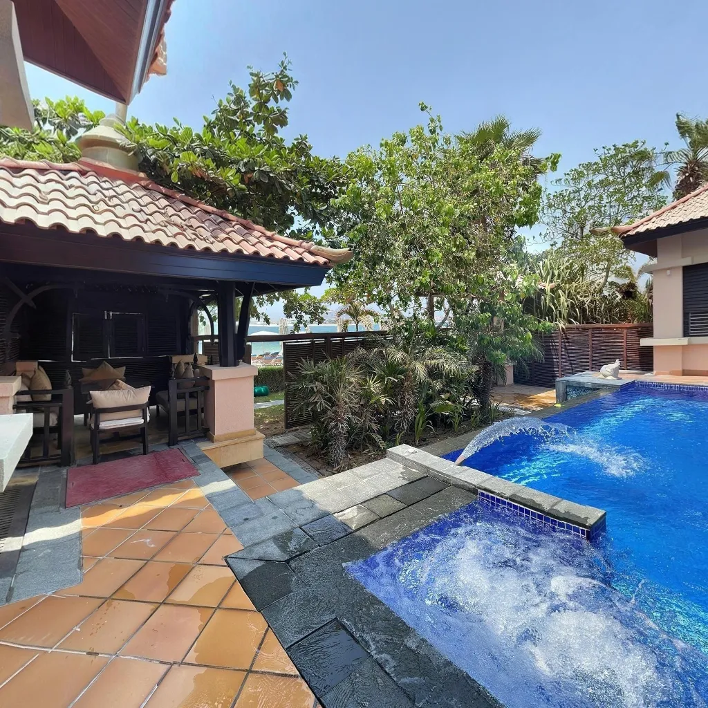 Immersive virtual tours of popular locations