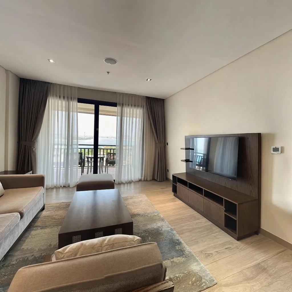 Immersive virtual tours of popular locations