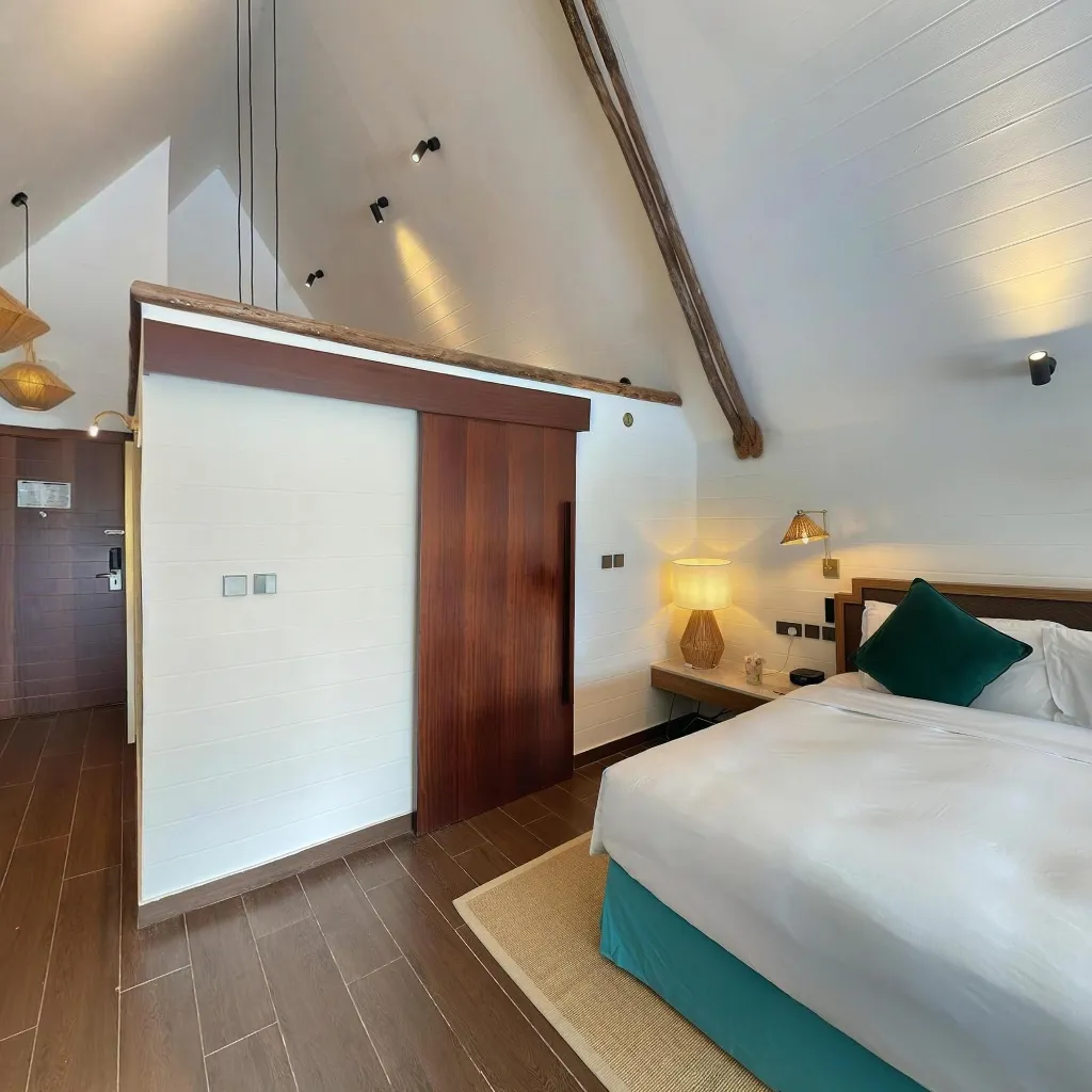 Immersive virtual tours of popular locations