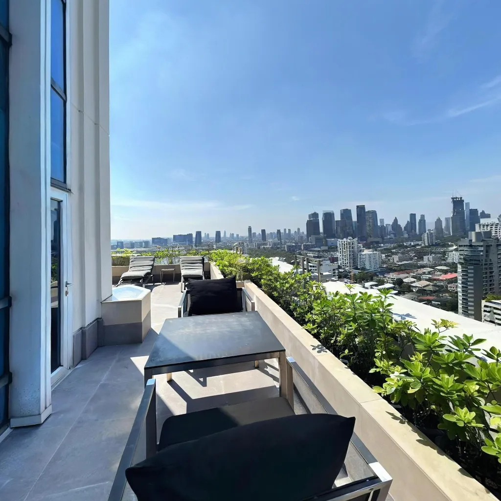 Immersive virtual tours of popular locations