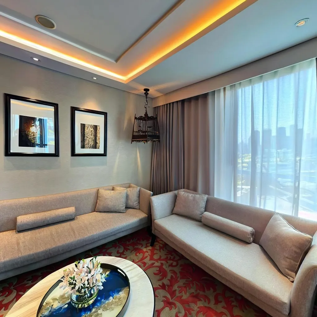 Immersive virtual tours of popular locations