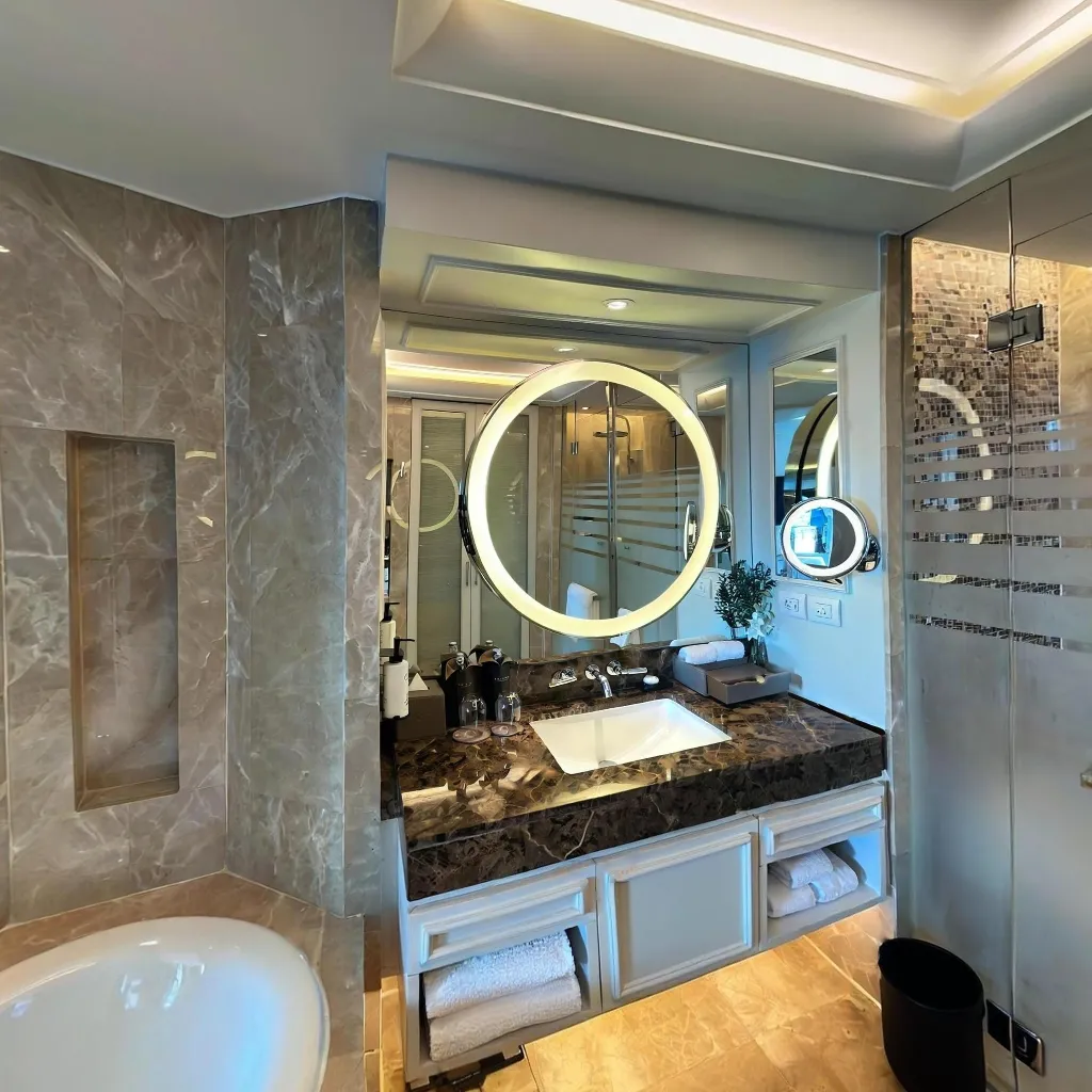 Immersive virtual tours of popular locations