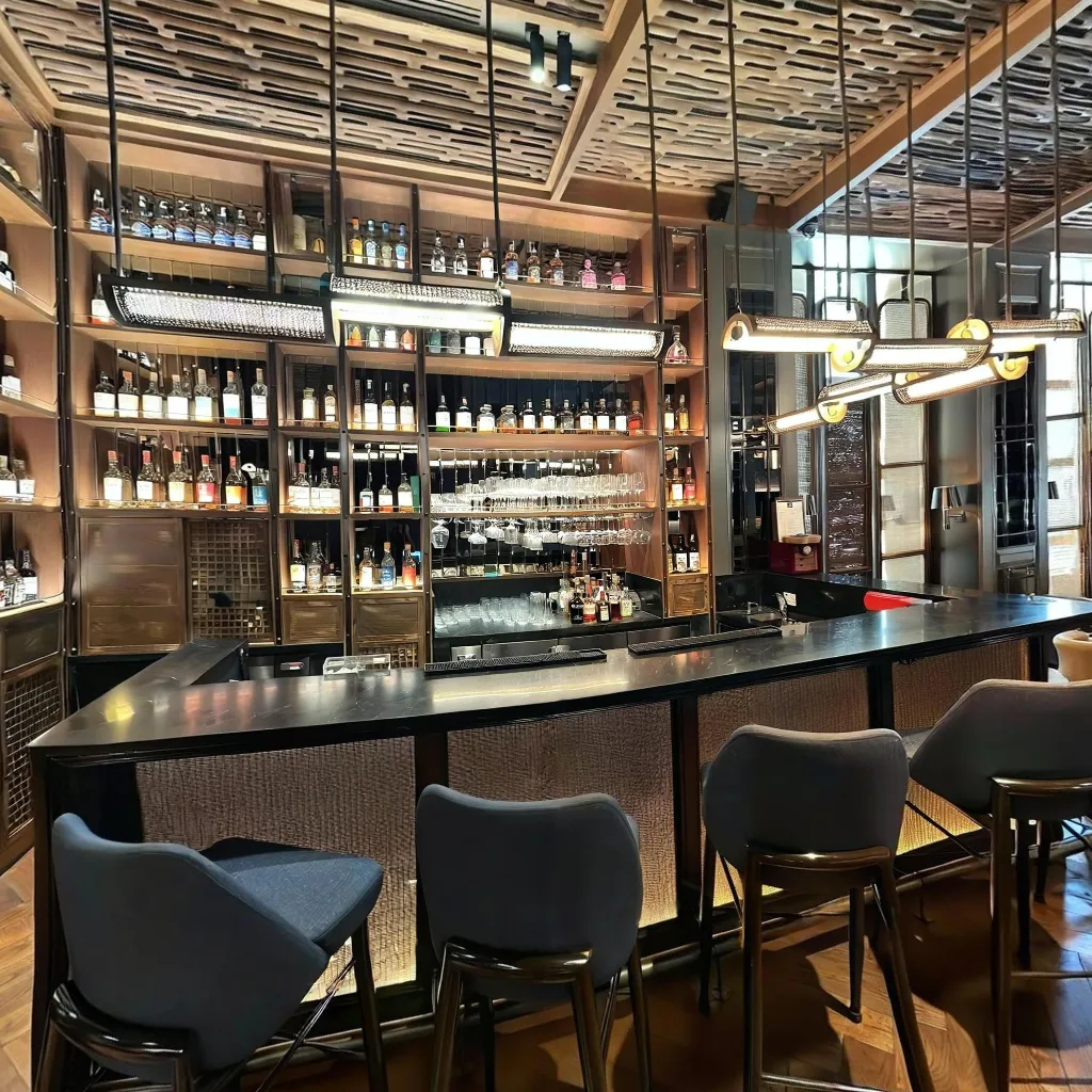 Immersive virtual tours of popular locations