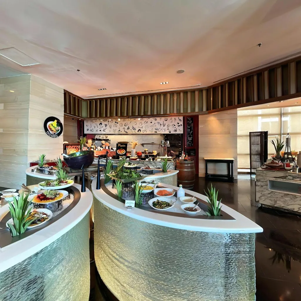 Immersive virtual tours of popular locations