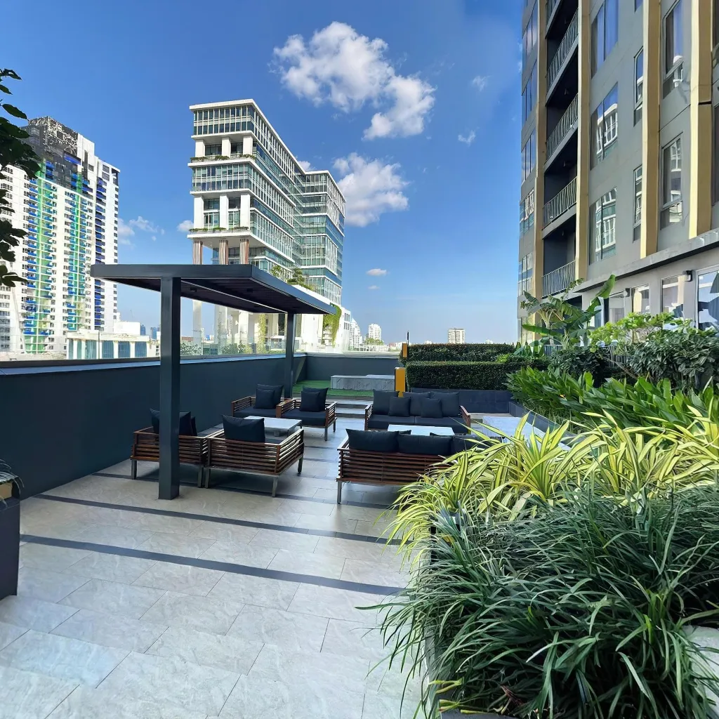 Immersive virtual tours of popular locations