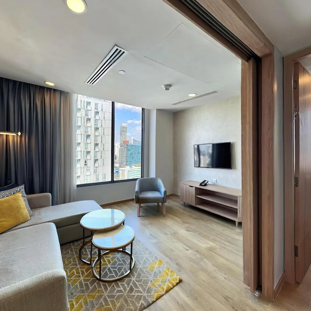 Immersive virtual tours of popular locations
