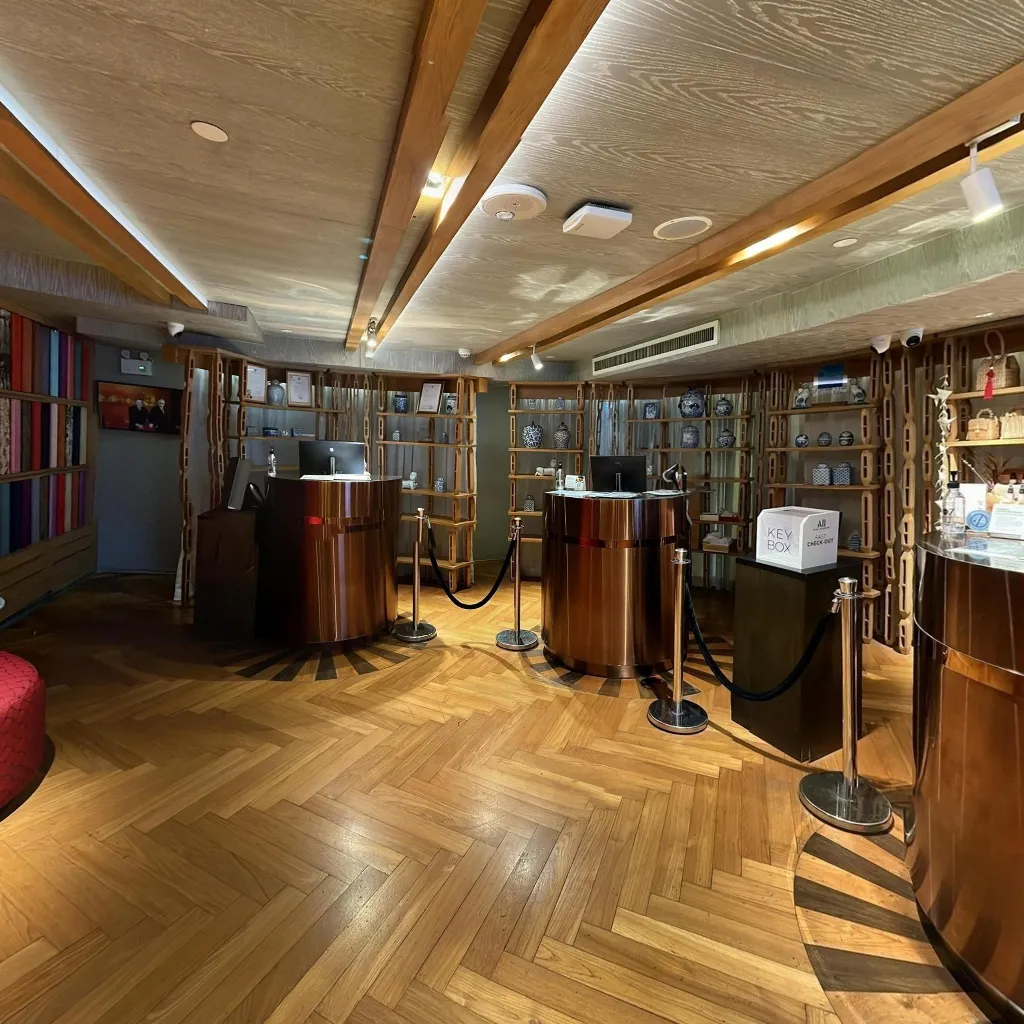 Immersive virtual tours of popular locations