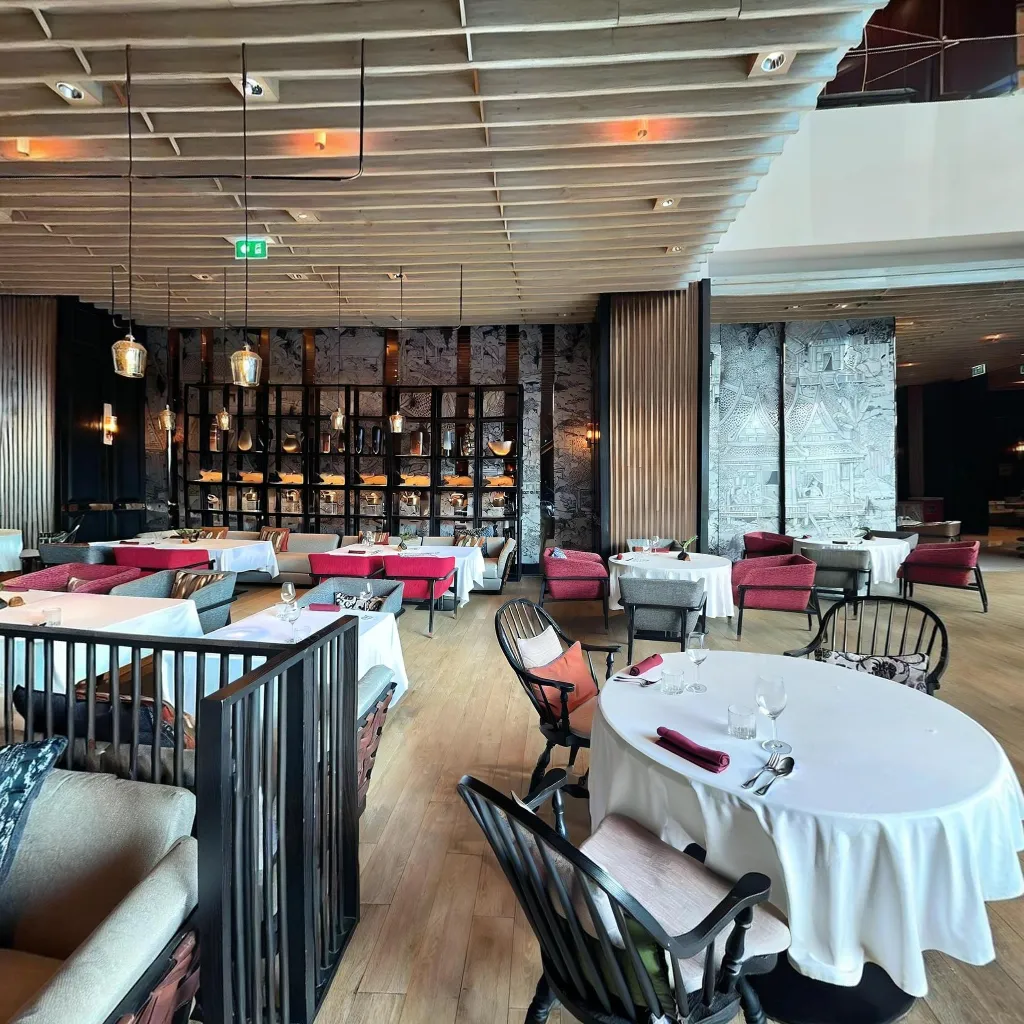 Immersive virtual tours of popular locations