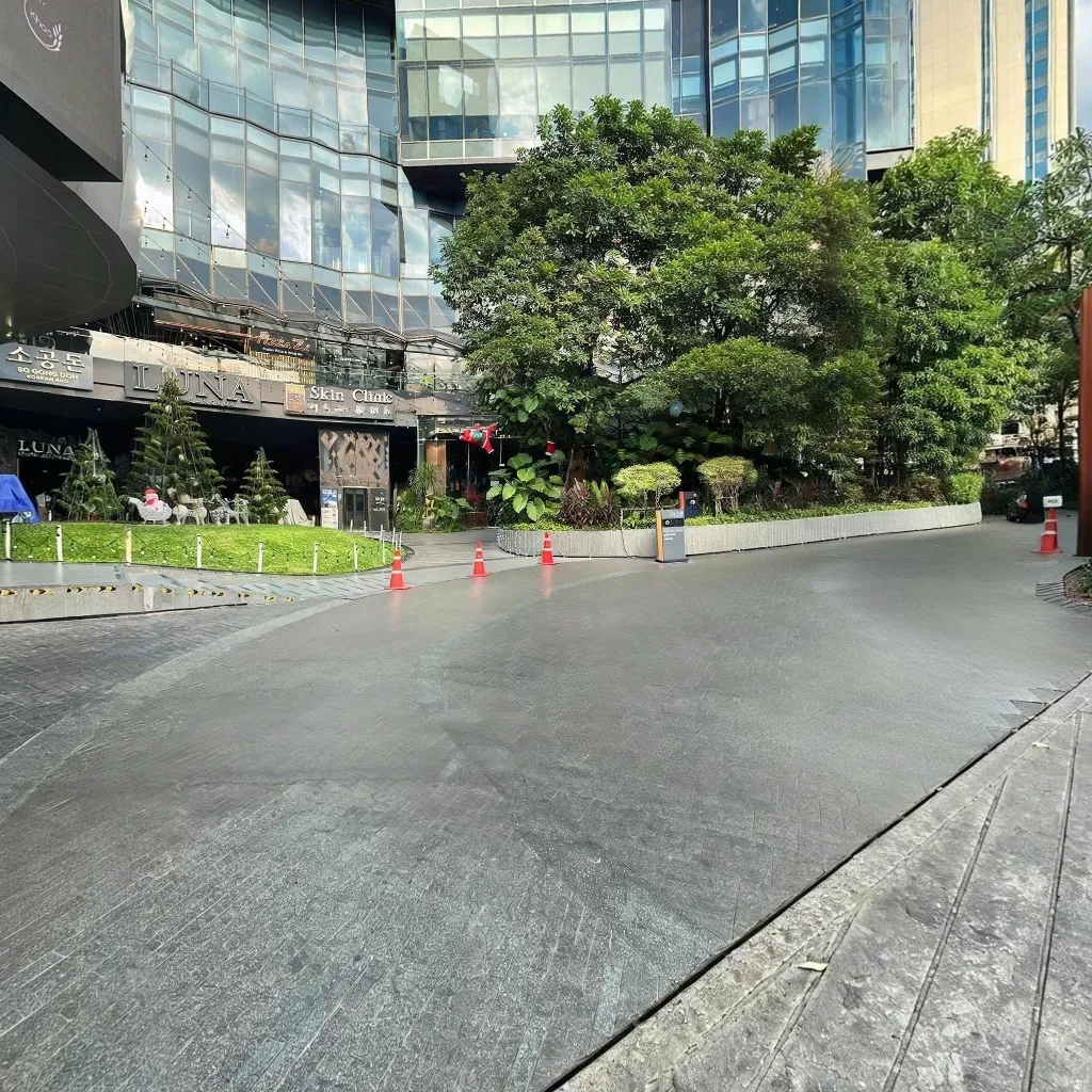 Immersive virtual tours of popular locations