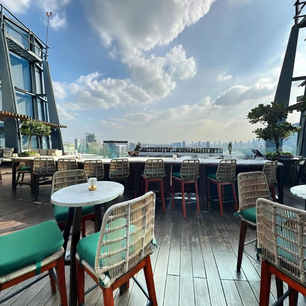 Immersive virtual tours of popular locations