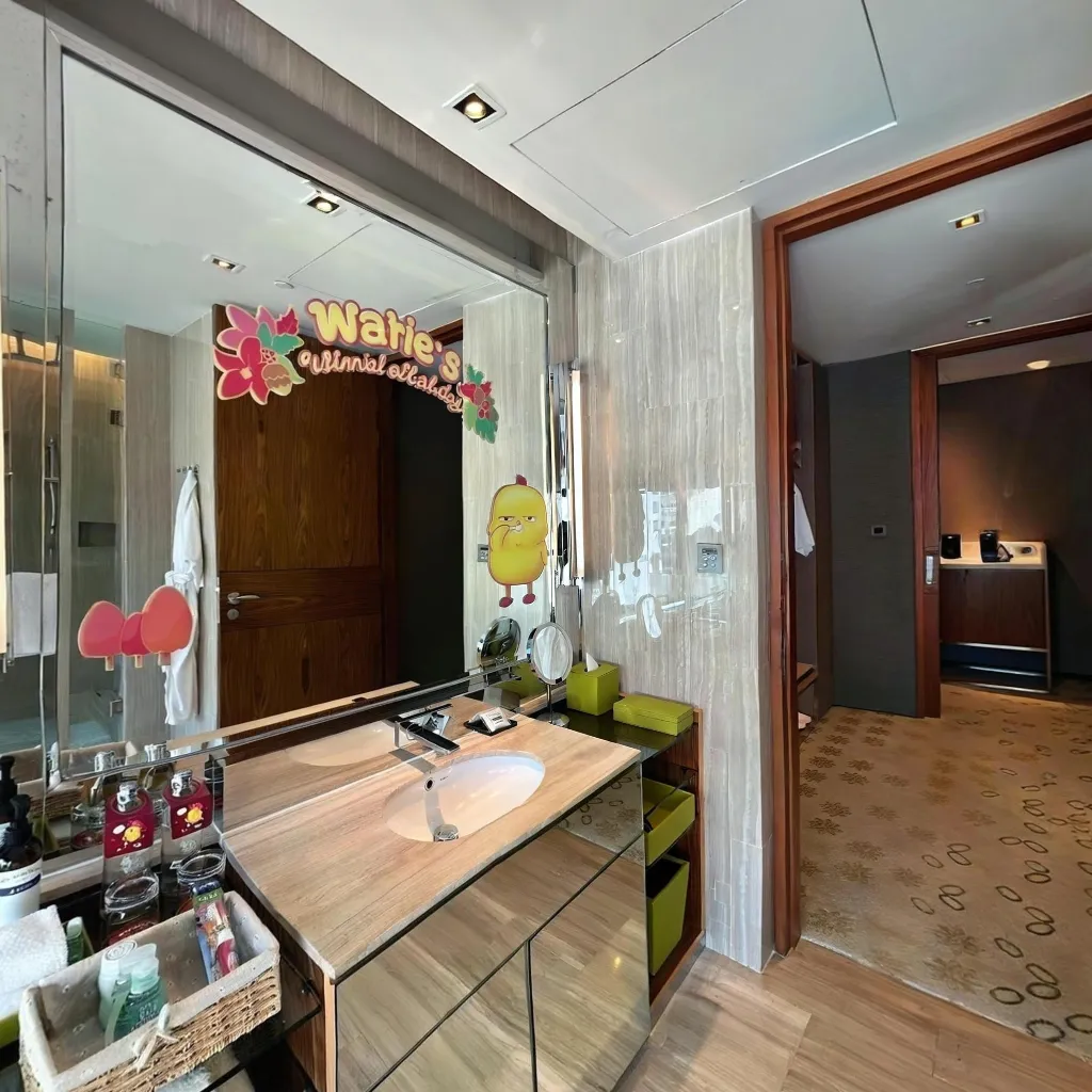 Immersive virtual tours of popular locations